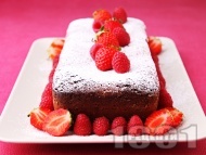 Рецепта Бърз, лесен и вкусен какаов сладкиш с малини и ягоди за десерт